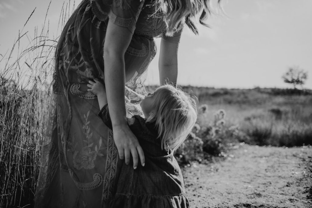 grayscale-photography-of-woman-near-grass-about-to-carry-child-vrkw8lba300 grayscale-photography-of-woman-near-grass-about-to-carry-child-vrkw8lba300
